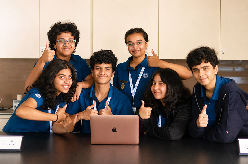 IBDP students collaborating together